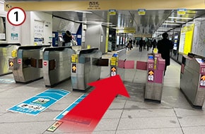 南北線「六本木一丁目」駅の西改札を出ます。