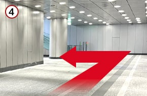 エスカレーター手前を左に曲がります。