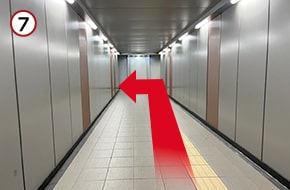 突き当りを左に曲がり、階段を上ります。