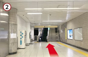 ９番出口へ向かいます。