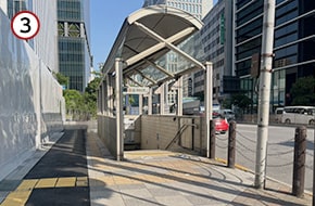 ９番出口から地上に出ます。