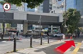 地上に出ましたら、道なりに進みます。