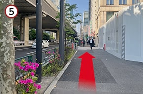 そのまま道なりにまっすぐ進みます。