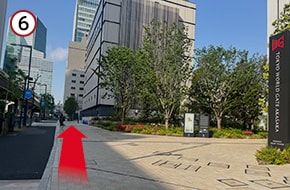 東京ワールドゲート赤坂を横目にまっすぐ進みます。