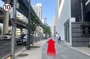そのまま道なりに進んでください。